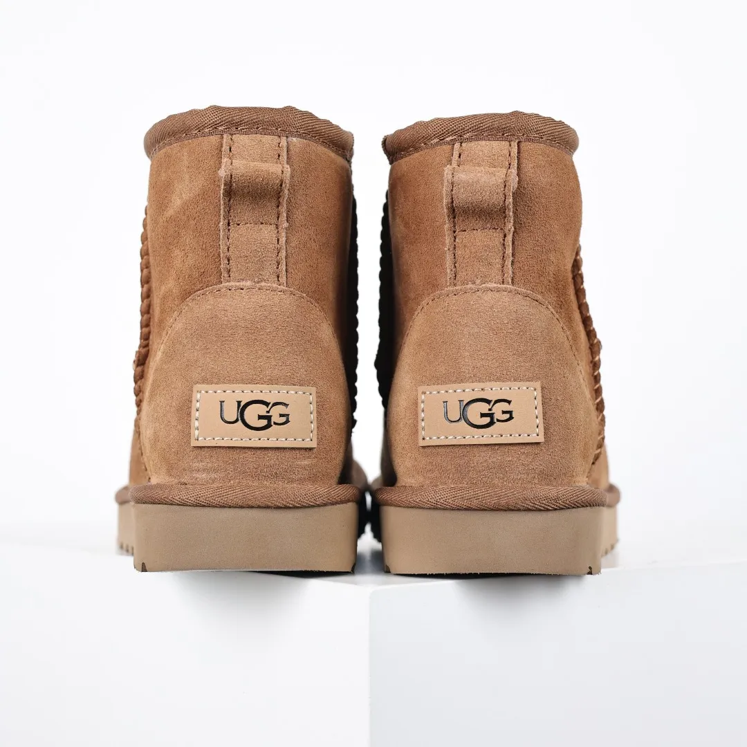 Pick up locally 💰520, core recommendation, good price, UGG Classic Mini mid-tube series, Xiaohongshu hot model, Henan Longfeng leather production, sheepskin and wool integration, top quality in the market, 2-3 cm cashmere insole, keeping warm in winter, suitable for home use. In the new year, uug launched a style series, which is partially biased towards the preferences of young consumers, and has also been at the forefront of fashion trends. Shoe body material, water-repellent coated suede upper 17mm UGGPURE™ implanted wool insole Lightweight non-slip comfortable rubber outsole With brand LOGO Trademark Comes with full packaging Size: 35 36 37 38 39 40